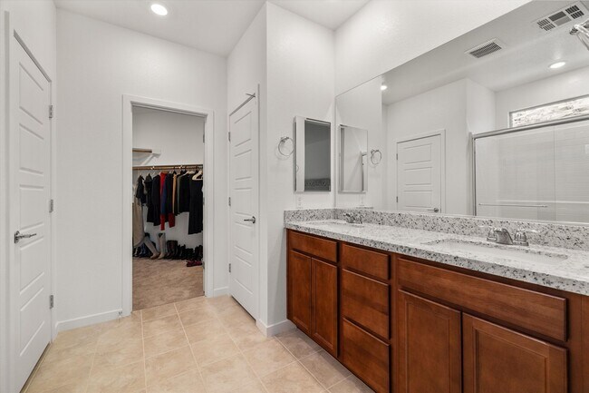 Building Photo - Spacious 3-Bed, 2-Bath Home with 2-Car Gar...