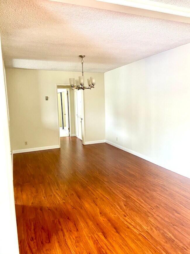 Building Photo - 1420 Rexford Dr