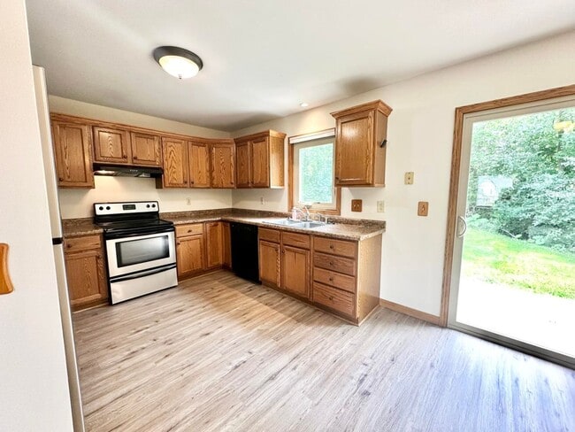 Building Photo - Spacious Pewaukee Townhome