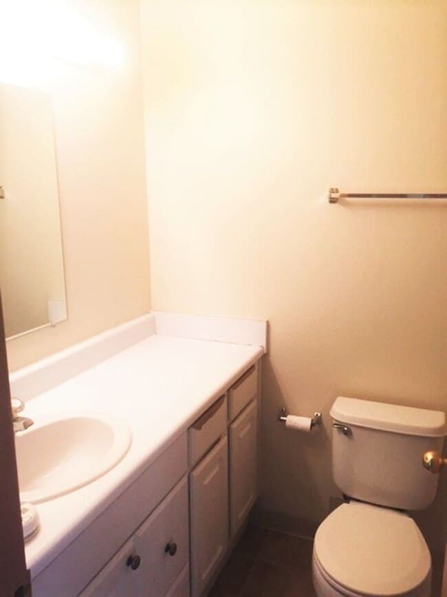 Building Photo - Top Location Condo!