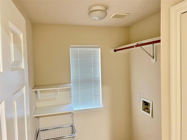 Building Photo - 42 W Foxbriar Forest Cir