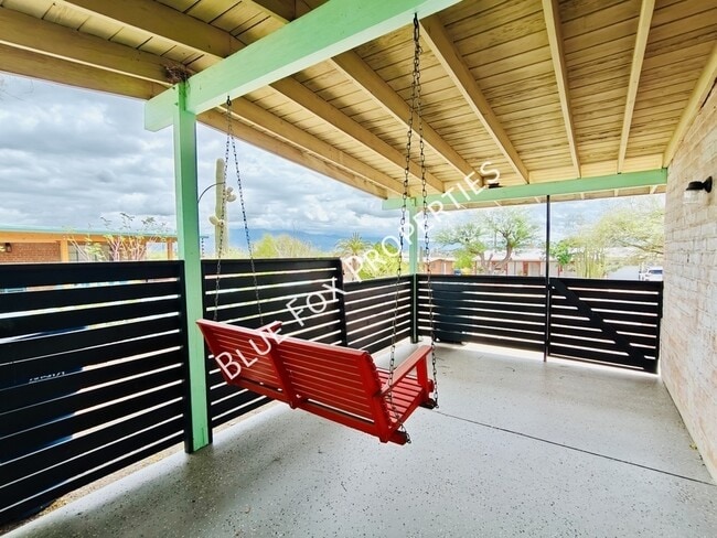 Building Photo - 633 N Avenida Calma