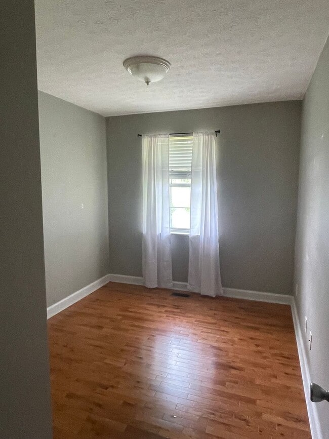 Building Photo - Three Bedroom Townhome
