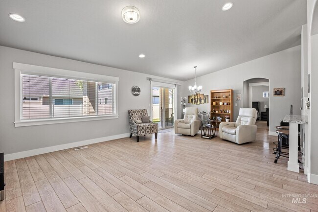 Building Photo - 319 N Baxter Way