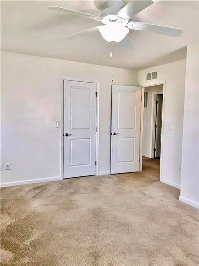 Building Photo - 251 Elmcrest Rise