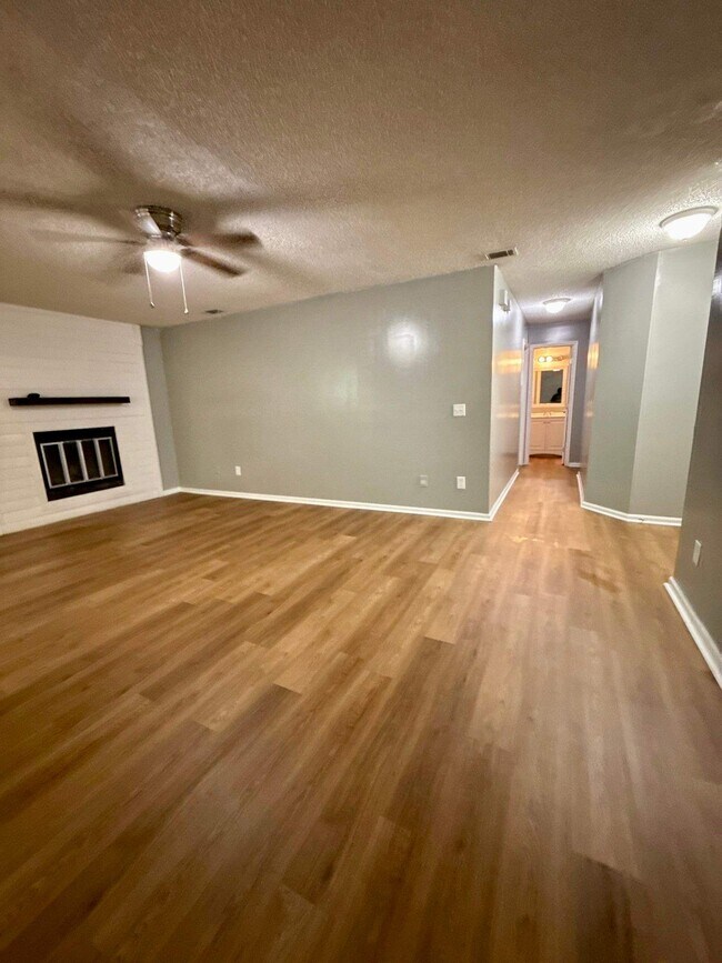 Building Photo - 1594 Twin Oak Dr E