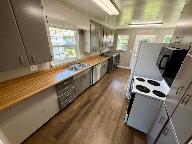 Building Photo - Adorable 3 bedroom 1.5 bathroom house for ...