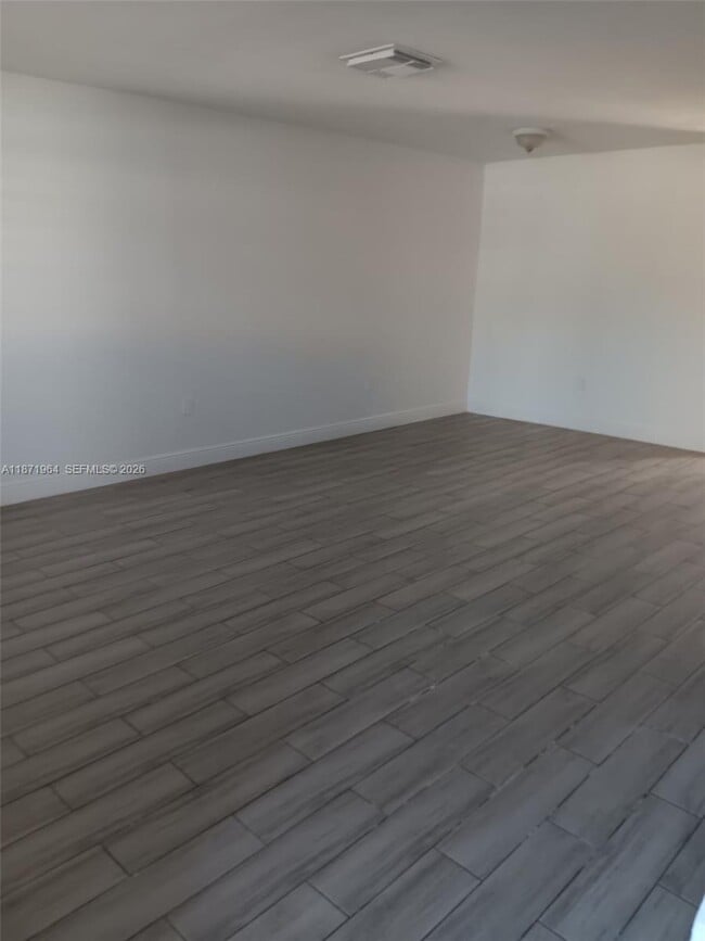 Building Photo - 550 SW 115th Ave