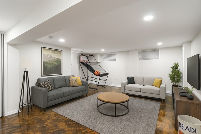 Building Photo - 3 Bedrooms 1.5 Bathrooms Recently Renovated