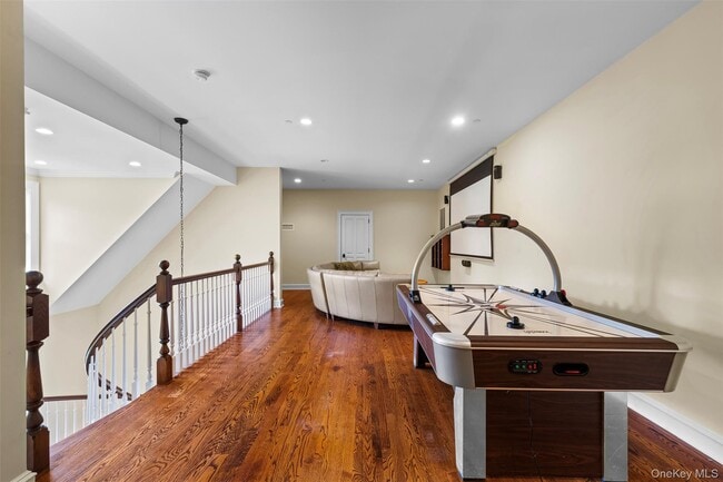 Building Photo - 2 Heathcote Dr