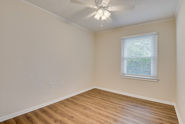 Building Photo - 103 Smallridge St