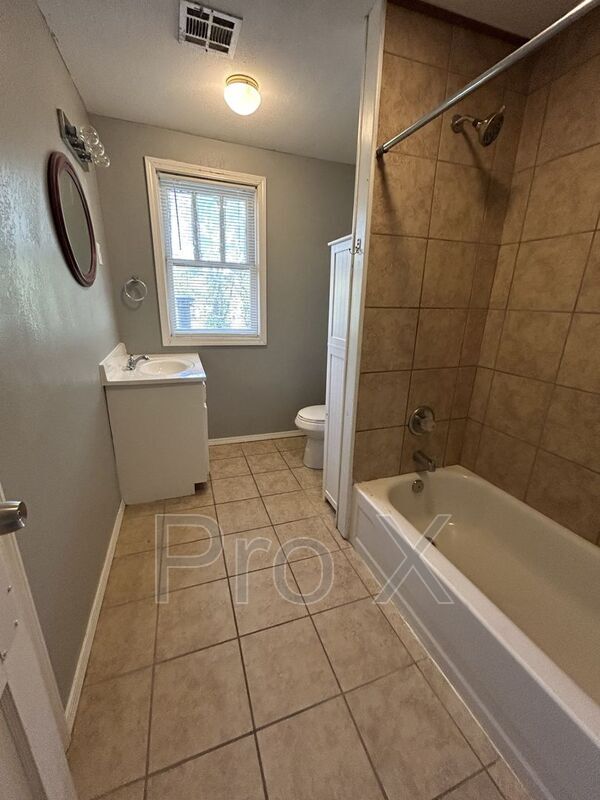 Building Photo - 112 Potlizer