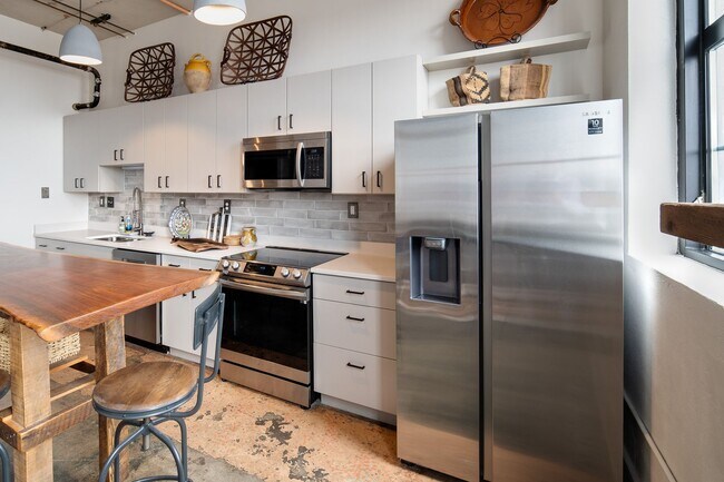 Building Photo - Enjoy the excitement of living in the heart of downtown Knoxville with this FURNISHED loft at $27...