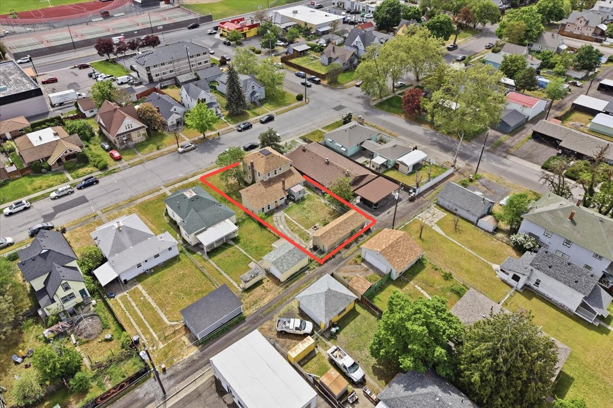 Huge lot and enclosed backyard - 420 W Shannon Ave