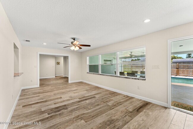 Building Photo - 215 S Robert Way