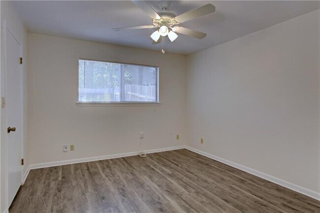 Building Photo - 1409 Waterloo Tr