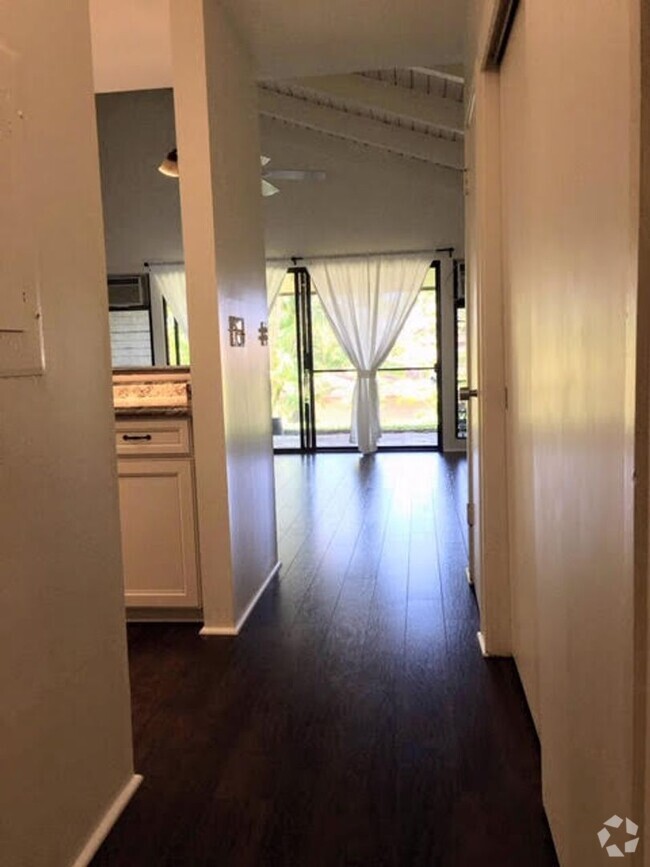 Building Photo - 1 bed, 1bath at Hale Royal, Unfurnished, g...