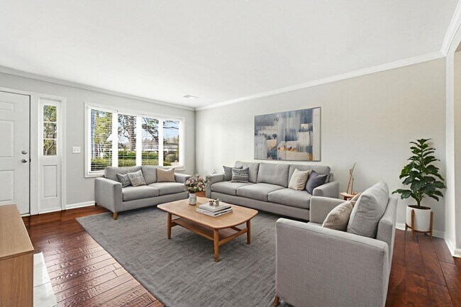 Building Photo - Renovated end-unit townhome in the Heart of Roswell