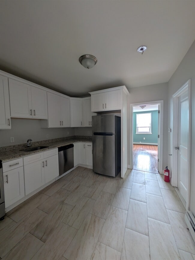 Building Photo - 719 28th St