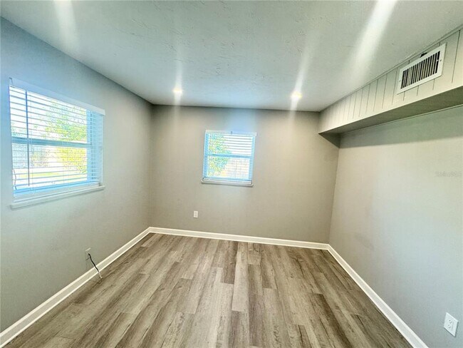 Building Photo - 3913 S Shade Ave