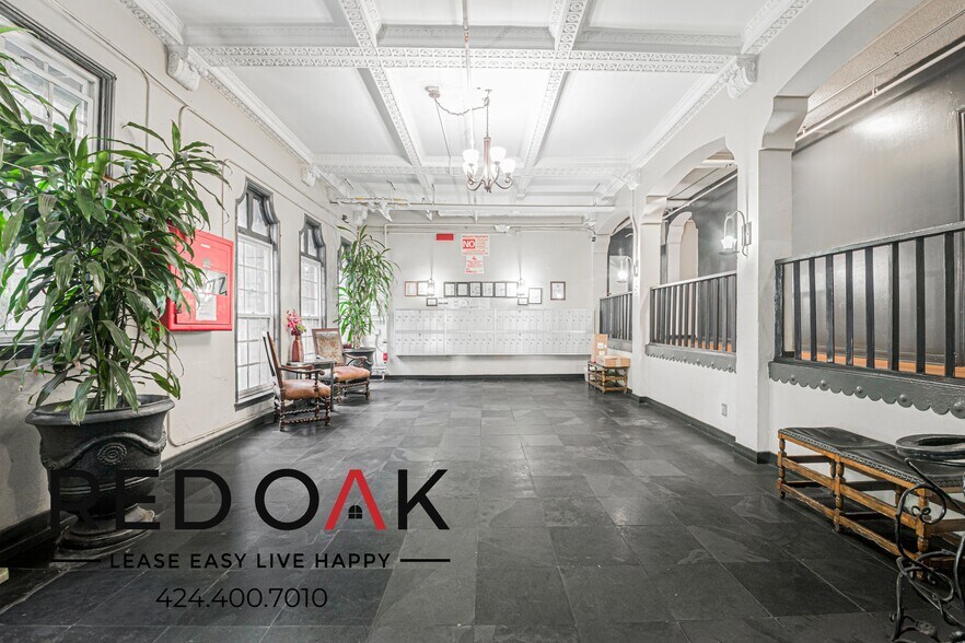 Building Photo - 835 S Oxford Ave