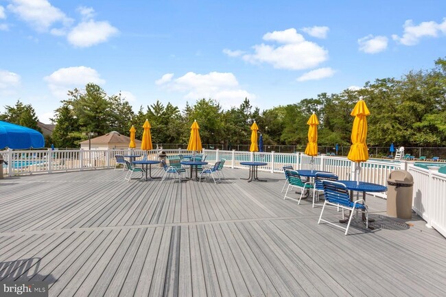 Onesite Pool Deck - 6918 Victoria Dr