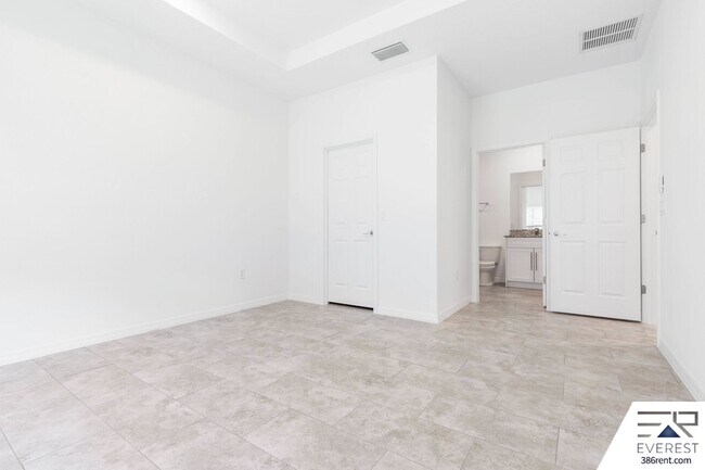 Building Photo - Modern 3-Bed, 2-Bath Townhome with Private Yard & 2-Car Garage