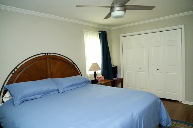 Building Photo - 211 Sandalwood Dr