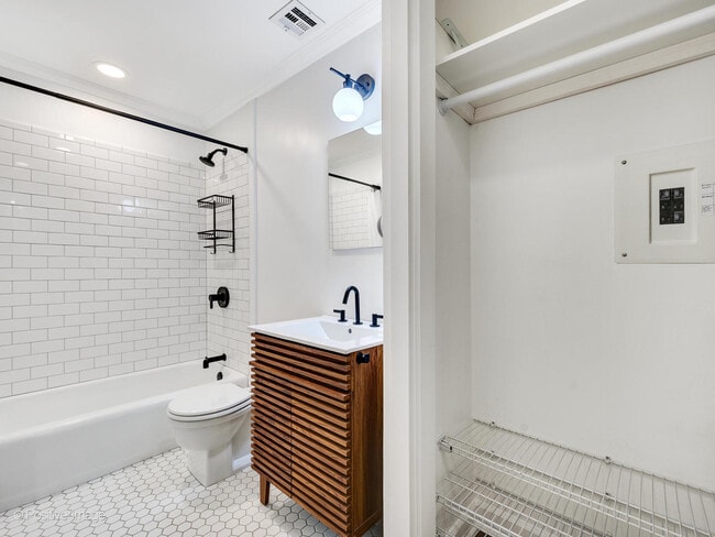 Building Photo - 21 W Goethe St