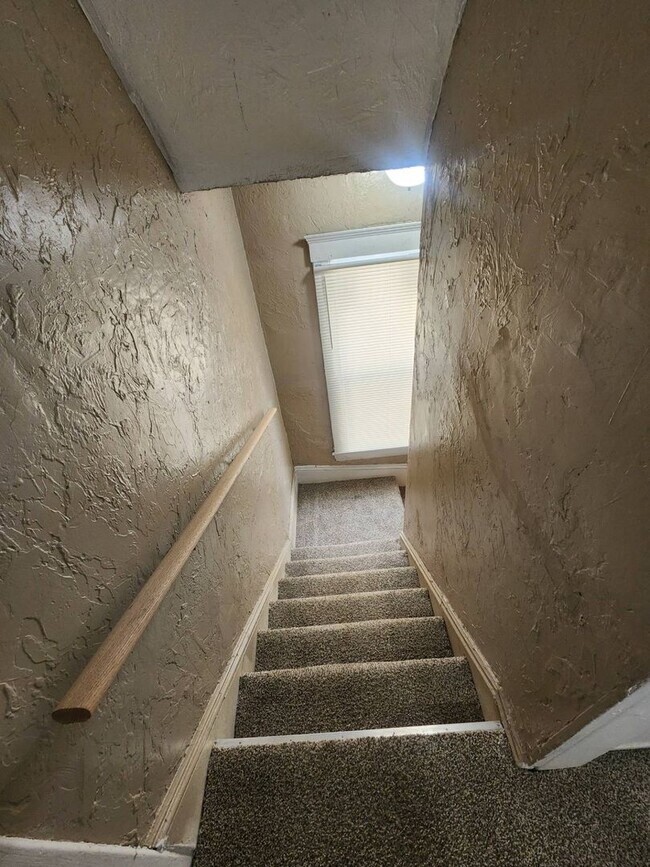 Building Photo - Charming 4-Bedroom Property in Prime Location