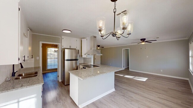 Building Photo - 4 Bed/2 Bath in Daniel Pratt School District