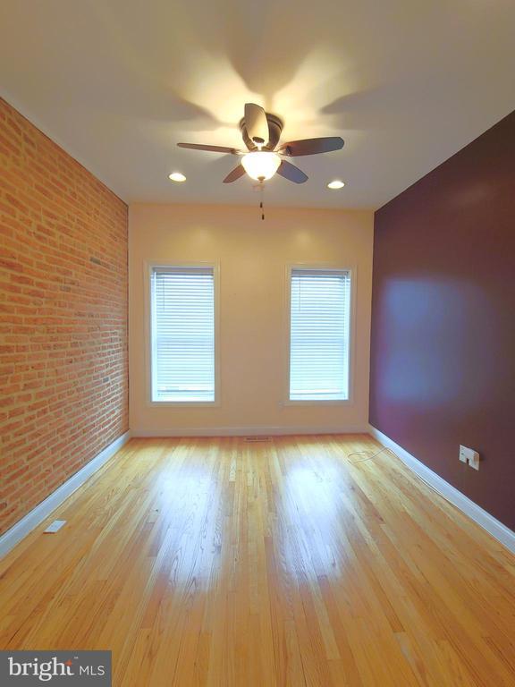 Building Photo - 432 E Clement St