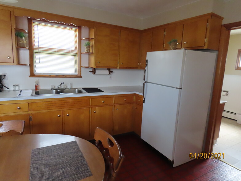 Great kitchen for cooking. Lots of cabinet and counter space. - 307 Center St