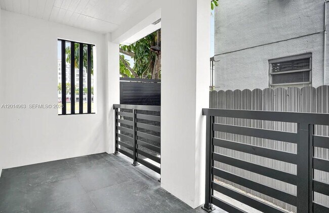 Building Photo - 638 SW 21st Ave
