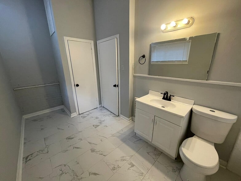 Building Photo - 218 S Park Dr