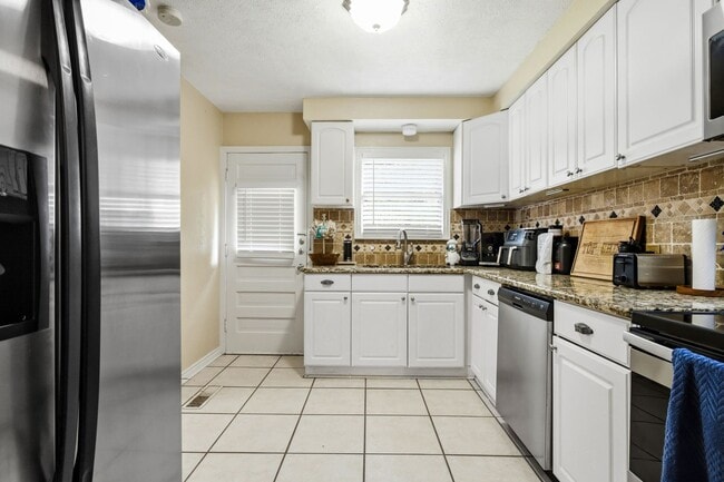 Building Photo - 3500 Corto Ave