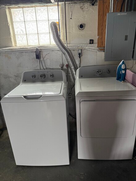 Building Photo - 88 E Center St