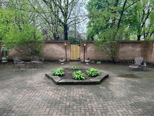Shared Courtyard - 704-708 S Laflin St