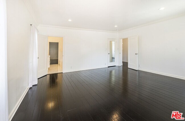 Building Photo - 244 S Mansfield Ave