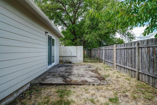 Building Photo - Updated 3 Bedroom 2 Bath Single Level Dupl...