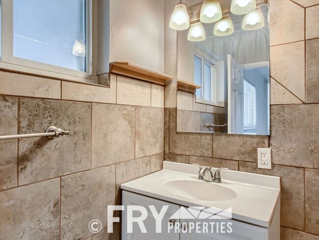 Building Photo - Renovated Harvey Park home