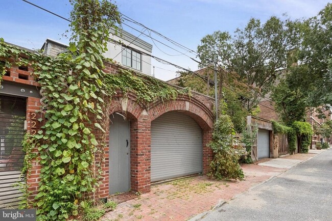 Building Photo - 2218 Locust St