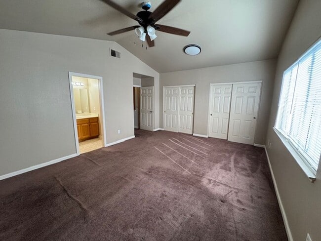 Building Photo - 3 Bedroom Townhouse Available Soon!