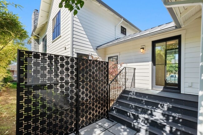 Building Photo - 2Bd/1Ba Seattle Duplex