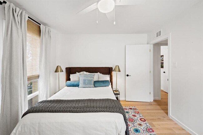 Building Photo - 5332 Balcones Dr