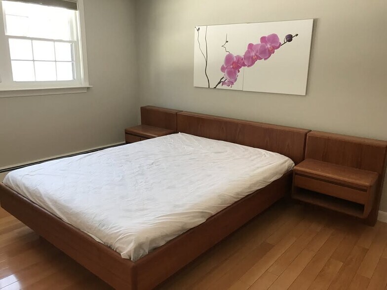 Building Photo - 1 Town House Ln