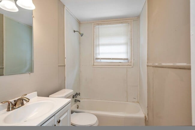 Building Photo - Don’t Miss This Beautifully Renovated Home...