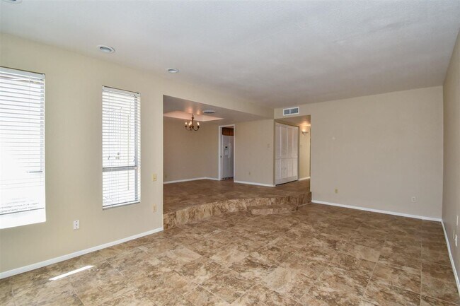 Building Photo - 1413 E Torrey Pines Cir