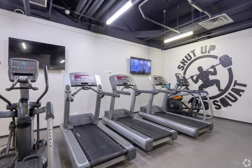 Building Photo - 2555 N Clark St