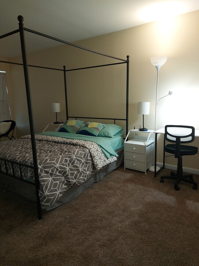 Main bedroom with queen bed - 7021 Holly Springs Ln